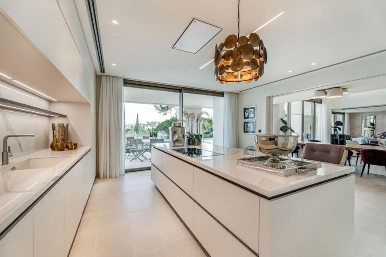 Villa La 5 Bedroom In Sierra Blanca, Marbella