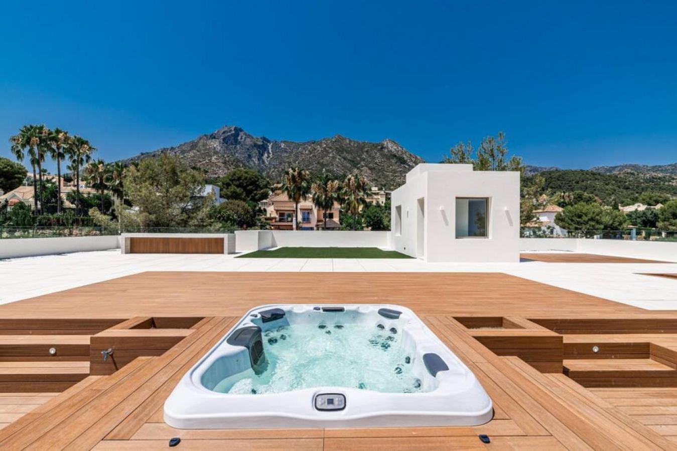 La 5 Bedroom In Sierra Blanca, Marbella